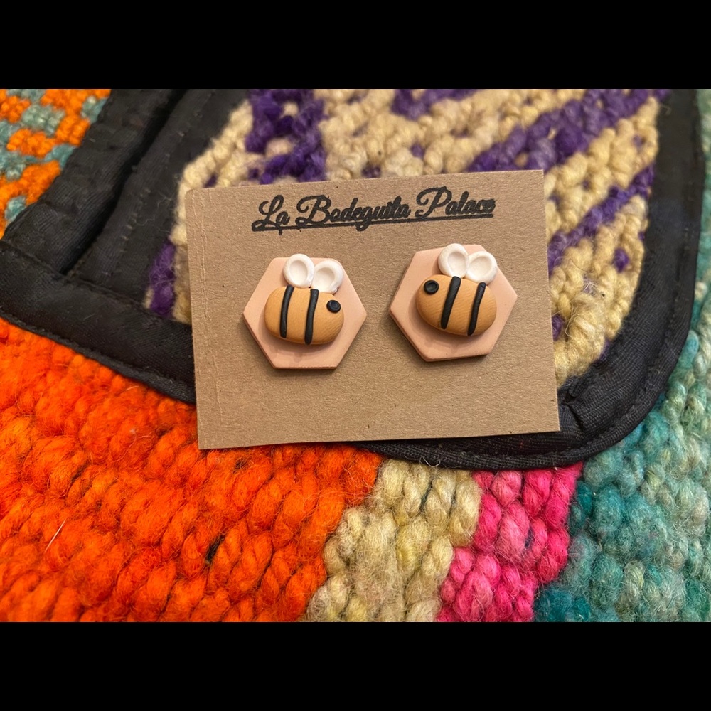Bee studs
